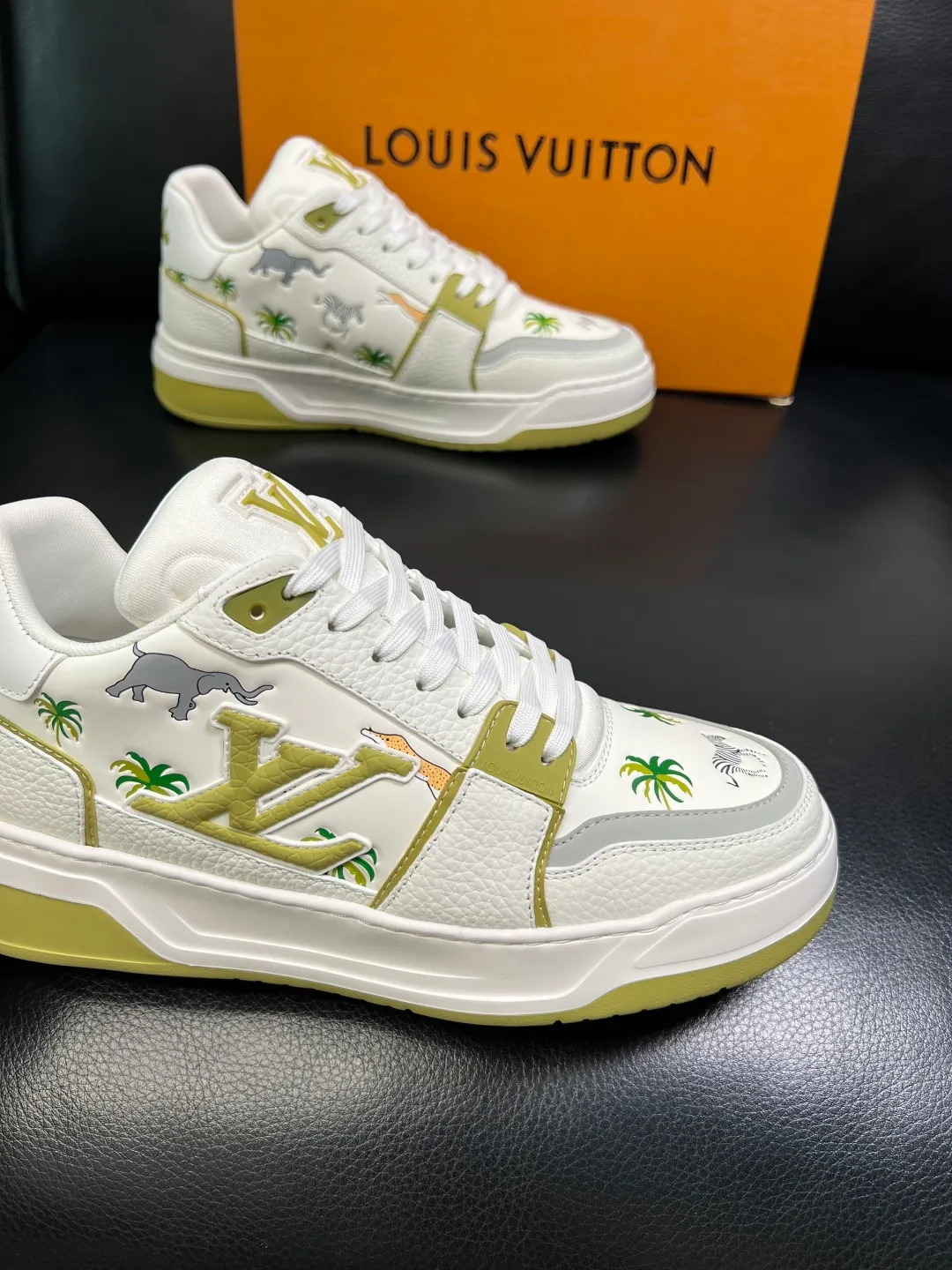 Men's shoes 💰 940 Lv high quality top crafts Louis Vuitton, sports sneakers counter synchronization, uppers imported from Italy, high-quality splicing colorful complex crafts, imported mesh pads soft and comfortable, soles: original soles specially provided by the original factory, T men's shoes 💰U exclusive movable molded soles super comfortable, original factory single goods, code number 39-44 (customized 38 45)